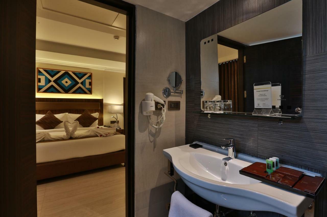 Hotel Luminara Kochi Екстериор снимка